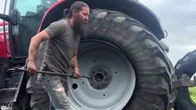 Changer un pneu de tracteur