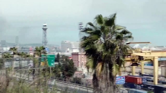 Diez dotaciones de bomberos trabajan en la extinción del incendio de un camión en el puerto de Barcelona