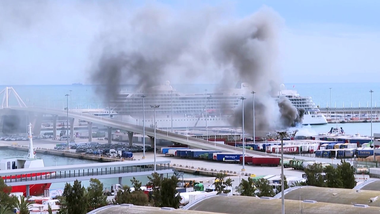Un incendio en el Puerto de Barcelona quema un vehículo y varios contenedores de mercancías