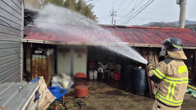 충남 청양 고추건조기 해체 중 화재...70대 화상 / YTN