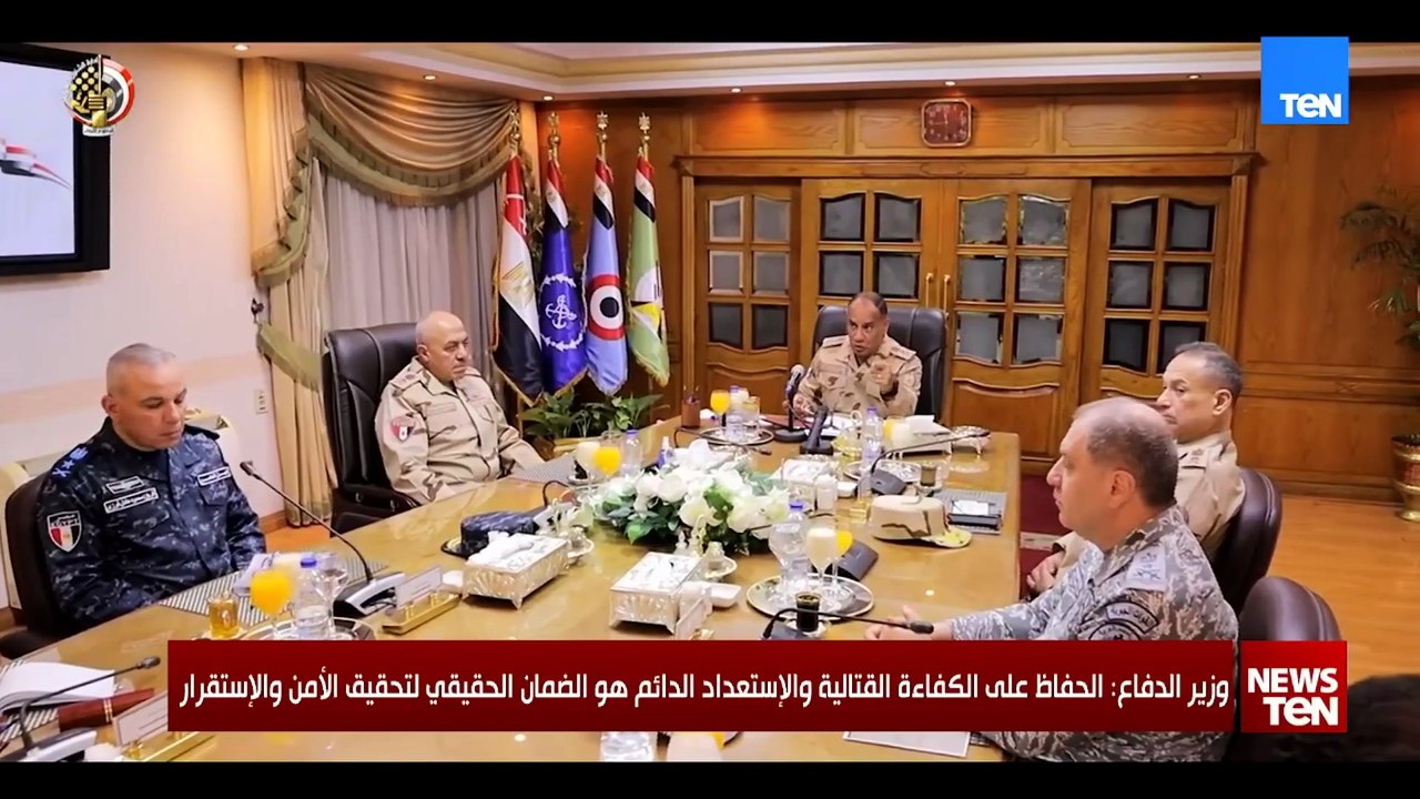 القائد العام للقوات المسلحة وزير الدفاع والانتاج الحربي يلتقي عدد من مقاتلي الأفرع الرئيسية