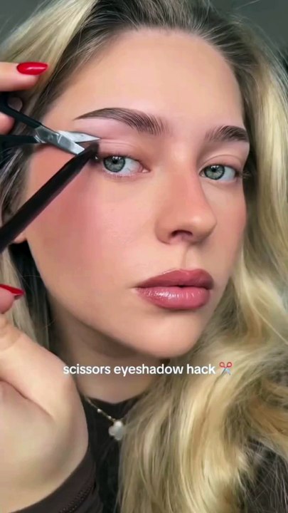 Scissors Eyeshadow Hack 💄💋