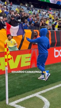 El detalle de Camavinga con los aficionados en el Brasil vs Francia