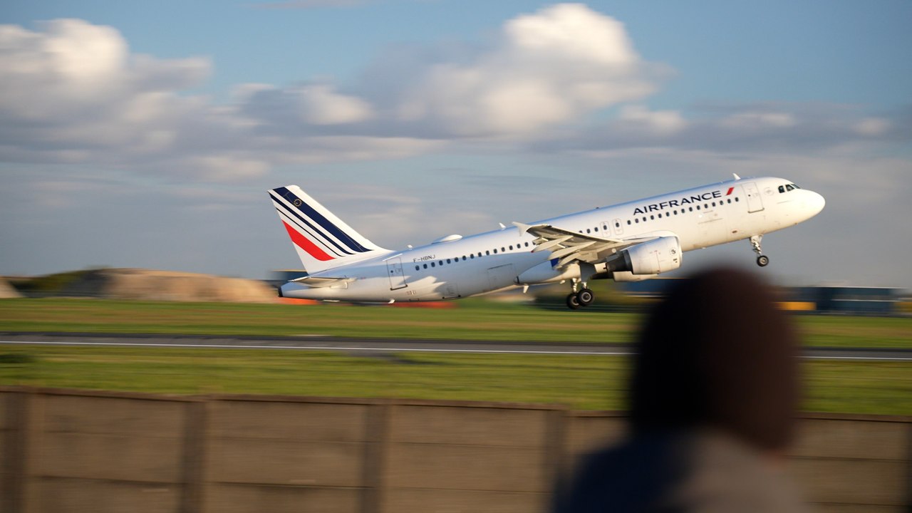 « On ne verra plus notre avion préféré » : dernier décollage d’Air France à Orly