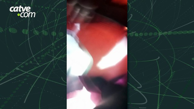 Mulher é resgatada inconsciente de casa em chamas e homem é preso