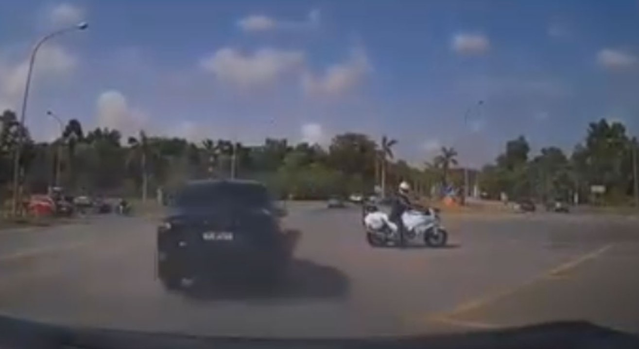 让路交警一秒变事故 车尾遭猛亲 网：谁负责？