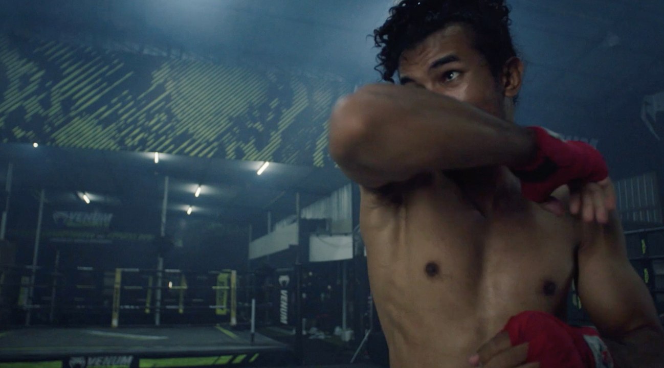 Sinsamut shows of his shadowboxing skills