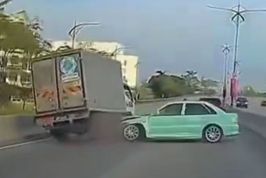 狂飙蛇行猛切道 轿车失手撞罗里