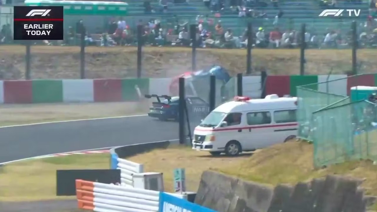 Suzuka, paura alla 200R: Porsche si ribalta e sfonda le barriere. Miracolo per il pilota