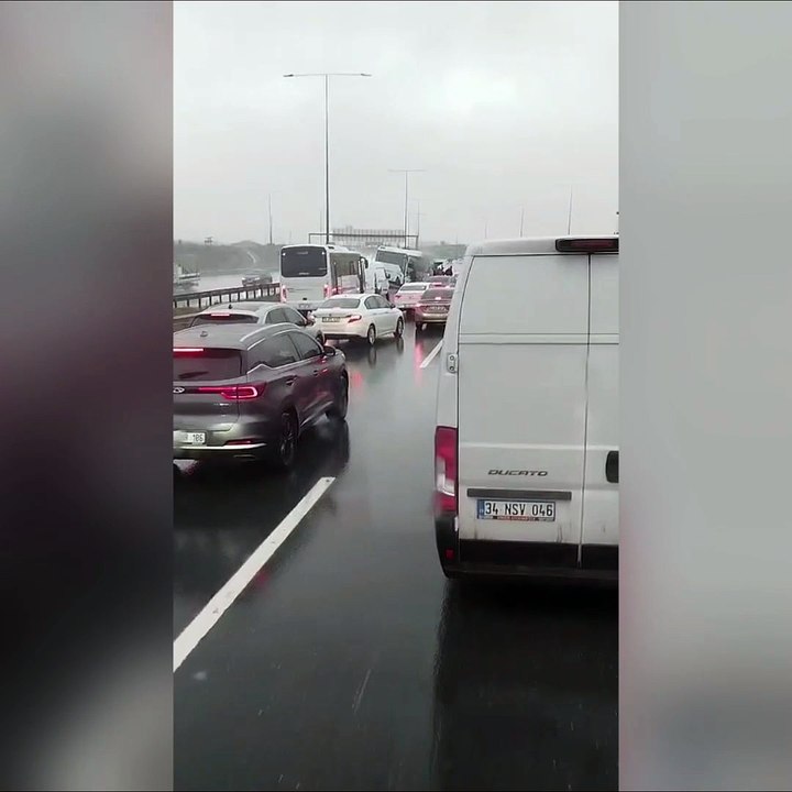 Kuzey Marmara Otoyolu'nda kaza: 1 polis şehit, 16 polis yaralı