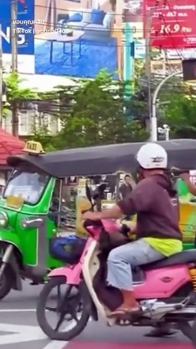 น้ำใจคนไทยไม่เคยหาย เห็นคนเดือดร้อนก็จอดช่วยเหลือกัน