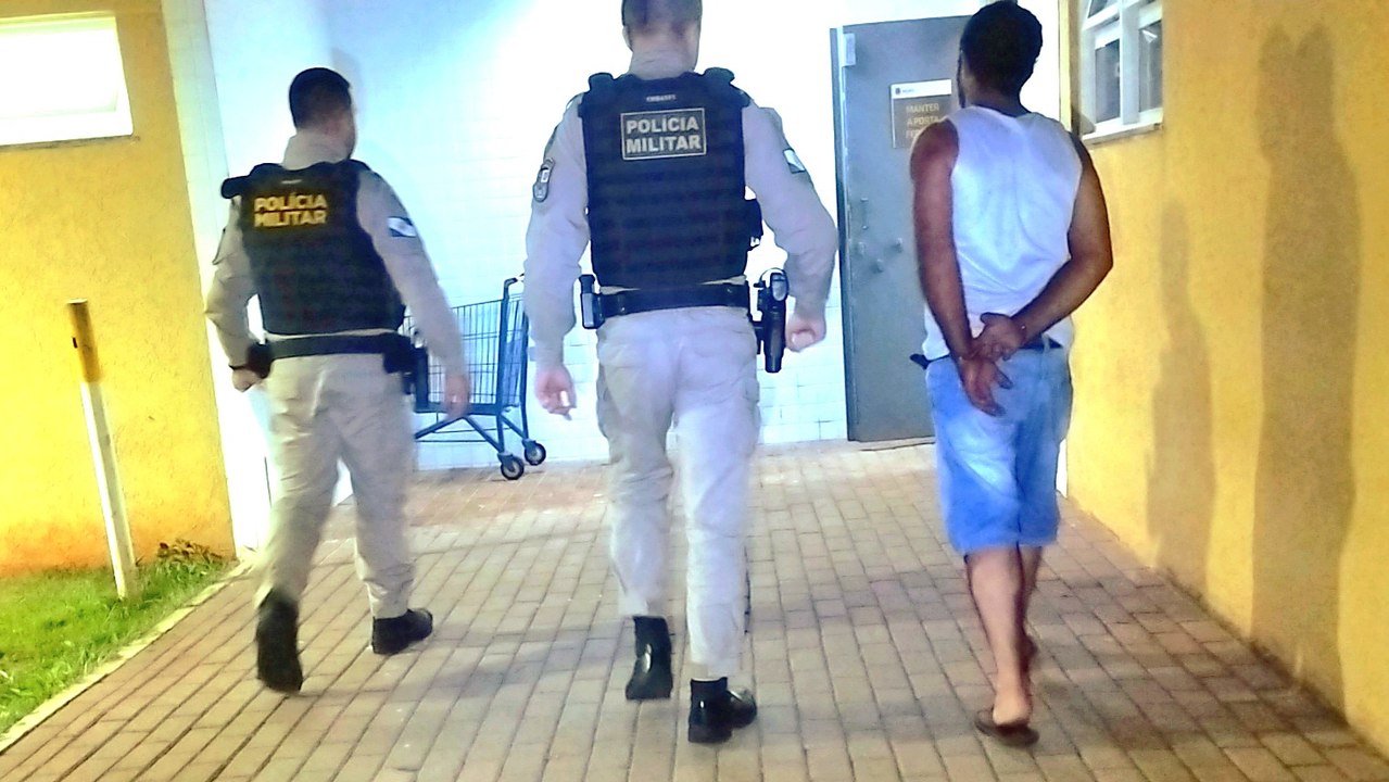 Após confusão em Corbélia, homem desacata policiais e é levado à delegacia em Cascavel