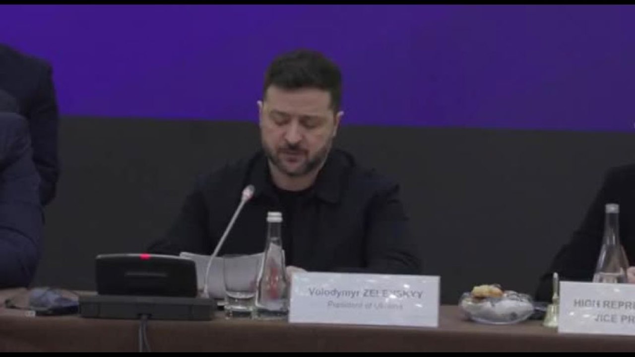 Zelensky: Ue non blocchi pacchetto aiuti, in gioco vita delle persone