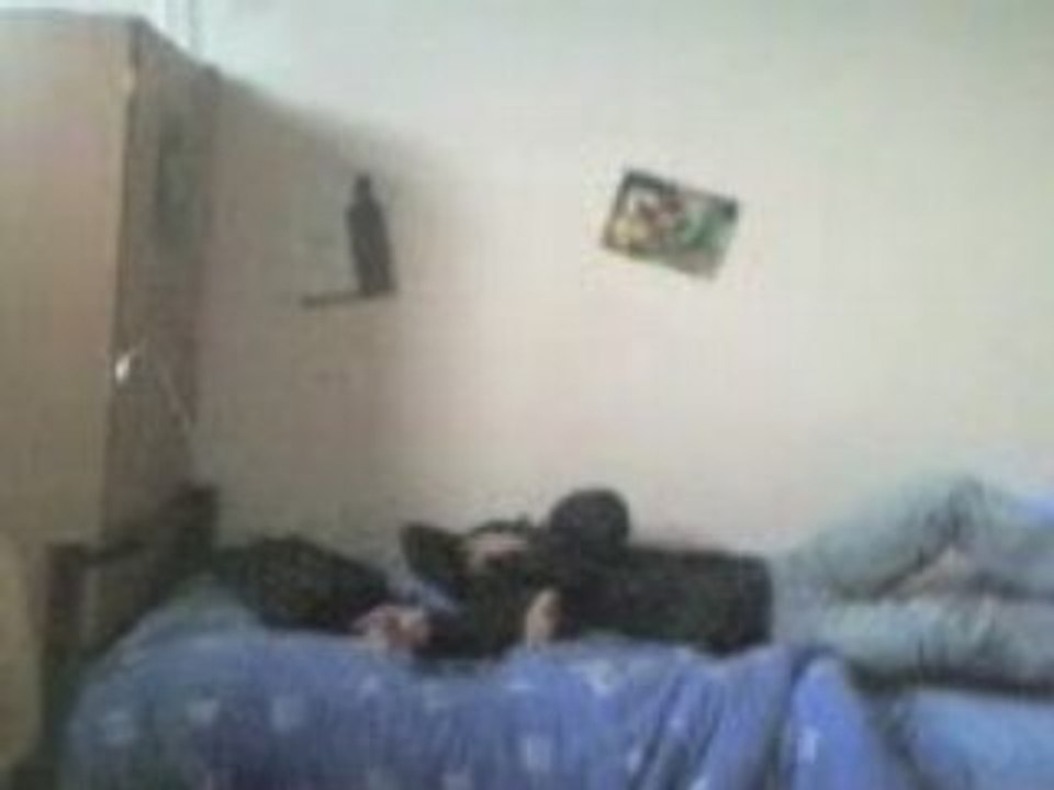 Gros essaye de casser une Assiete avec sa Main!!!!