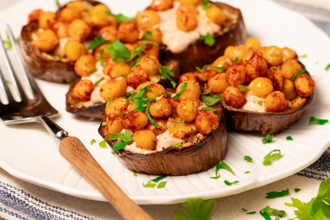 Berenjenas asadas con garbanzos