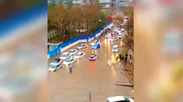 Batman'da sağanak nedeniyle yollar göle döndü