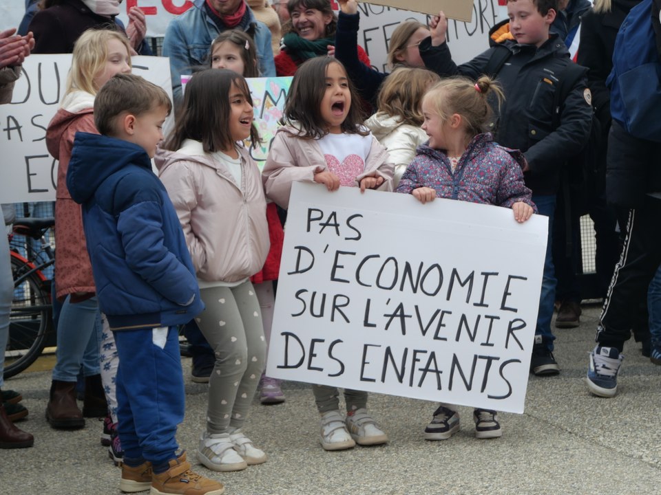 Mesnil-en-Ouche : manifestation contre la fermeture de deux classes à l'école de La Barre-en-Ouche