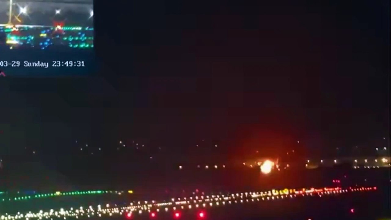 Vídeo: Turbina de avião explode após decolagem e aeronave faz pouso de emergência em SP