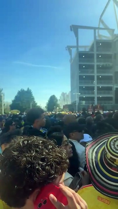 La galère des supporters pour entrer dans le stade de Washington pour Colombie-France - Foot - Bleus