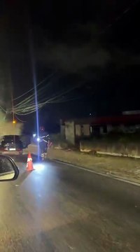 Carro pega fogo na Via Expressa e mobiliza bombeiros