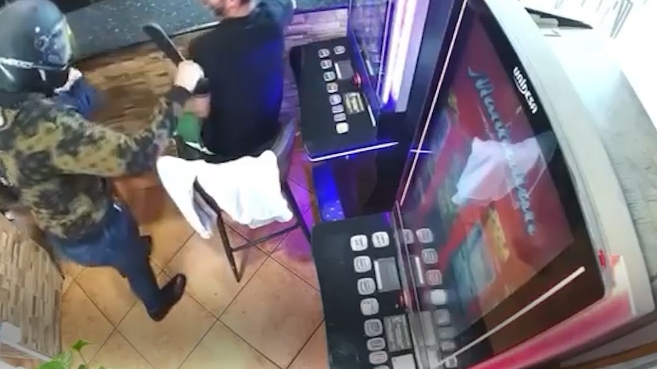 Un atraco con machete en Mijas termina frustrado entre risas y bromas al atracador en un bar