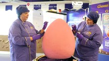 Cadbury Paskalya öncesi 55 kiloluk dev 'Mega Mini Egg'i tanıttı