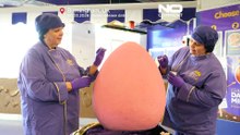 Reino Unido: Cadbury revela ovo gigante de 55 kg 'Mega Mini Egg' antes da Páscoa