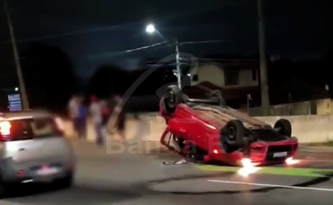 Carro bate contra poste, capota e jovem de 19 anos fica ferido