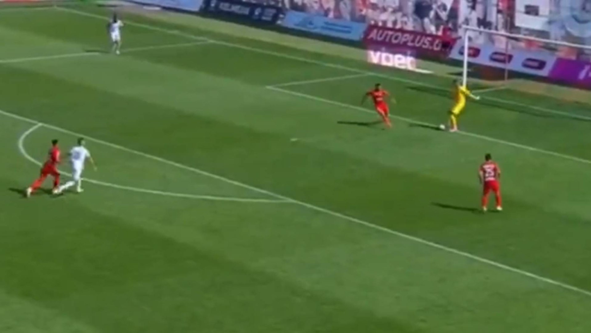 Candidato al gol más surrealista del año, un auténtico despropósito