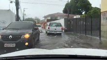 Chuva causa transtornos para motoristas no trânsito na Pitanguinha