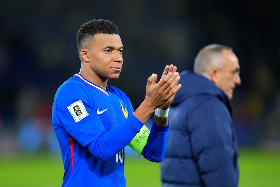 Tifoso fa invasione per una foto con Mbappe e viene placcato dalla sicurezza: il gesto del francese