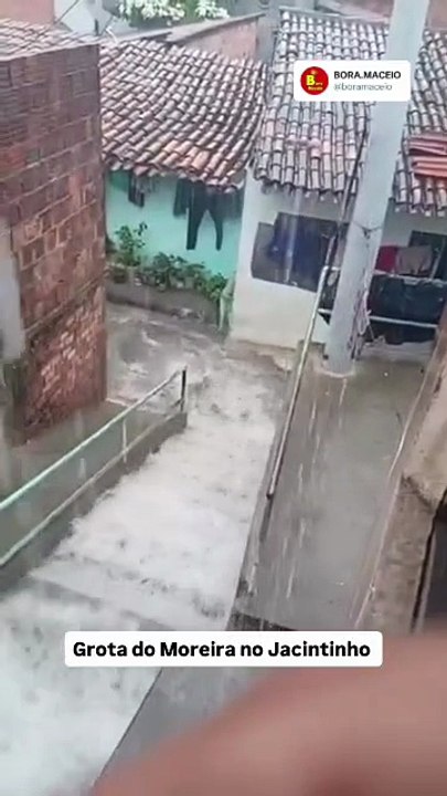 Chuva prejudica entrada e saída de moradores de grota no Jacintinho