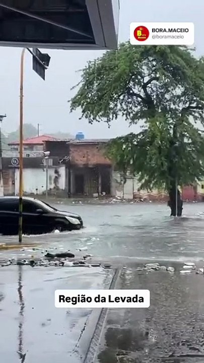 População encara alagamentos na Levada após chuva em Maceió