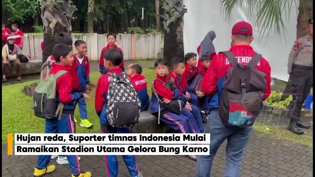 Hujan reda, Suporter timnas Indonesia Mulai Ramaikan Stadion Utama Gelora Bung Karno