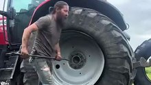 Changer un pneu de tracteur c'est pas simple