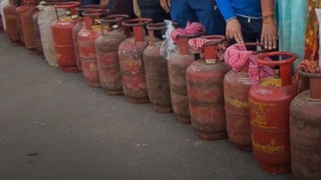 LPG Crisis in India: मजबूरी में ब्लैक मार्केट से सिलेंडर खरीद रहे लोग, सर्वे में बड़ा खुलासा