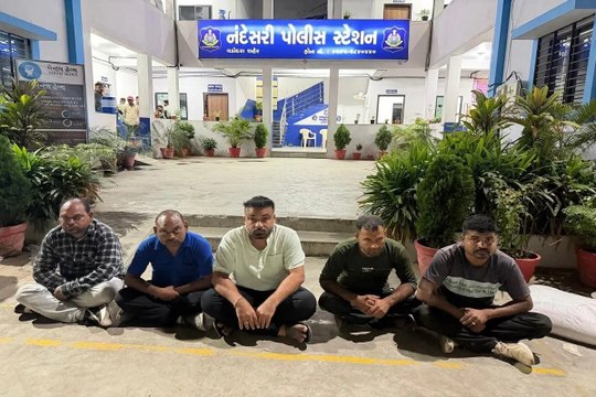 Video News: एसएमसी ने वडोदरा में दबिश देकर 43 लाख की शराब की जब्त, छह को पकड़ा