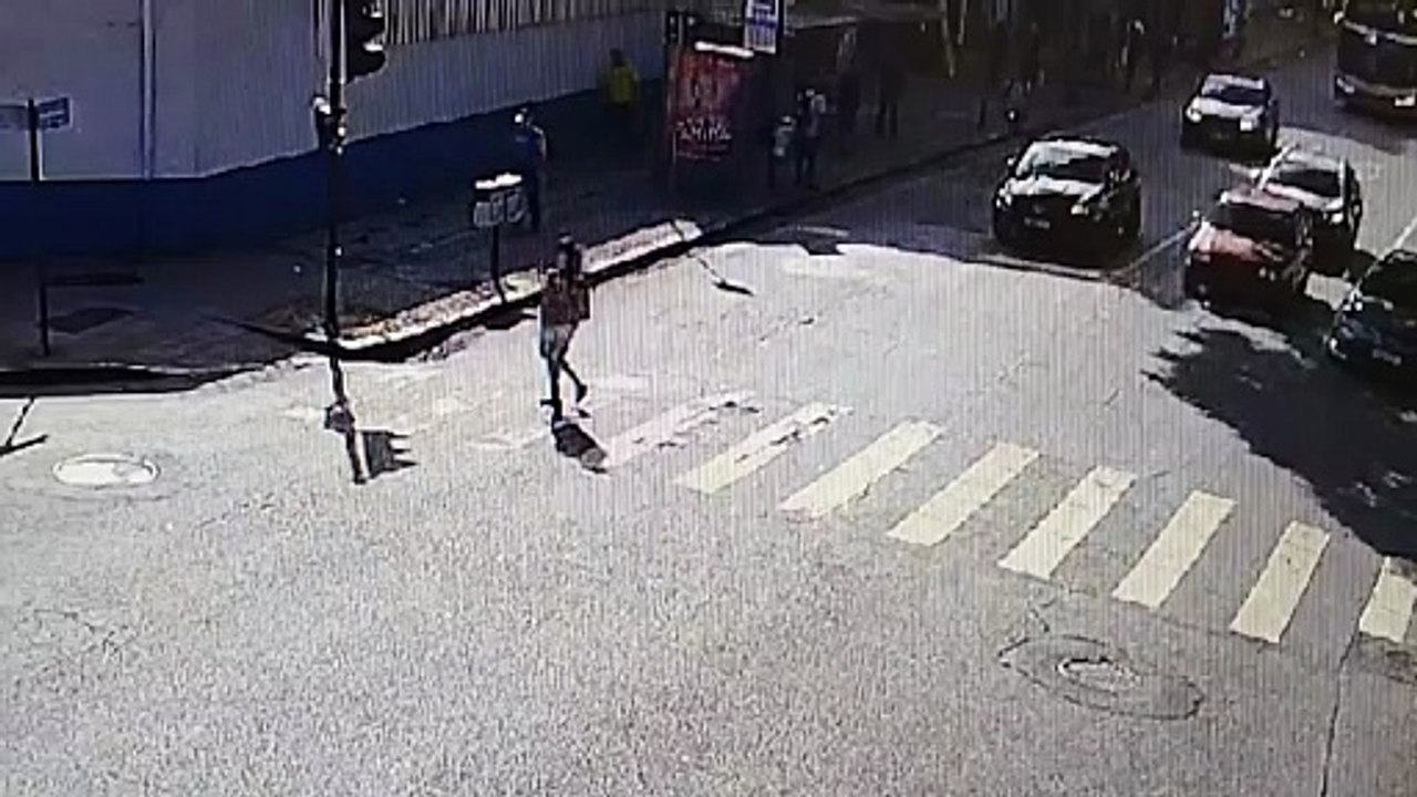 Jovem de patinete avança sinal vermelho e é atingido por moto em BH