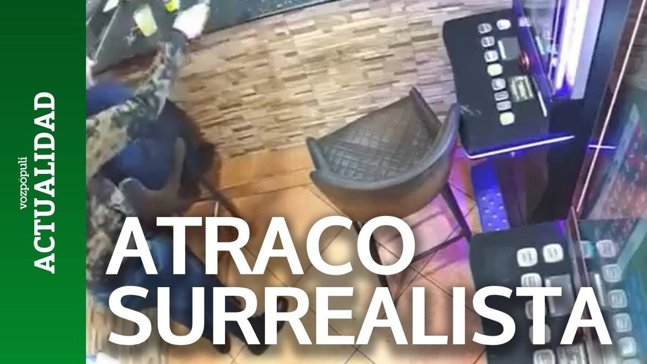 ATRACO surrealista en MIJAS: un hombre entra a un bar con un MACHETE y pensaron que era una broma