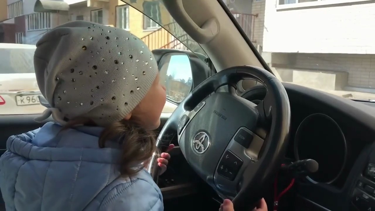 Видео Bad baby Вредные детки уехали на машине родителей в магазин. Эмилюша и Лиза на отдыхе