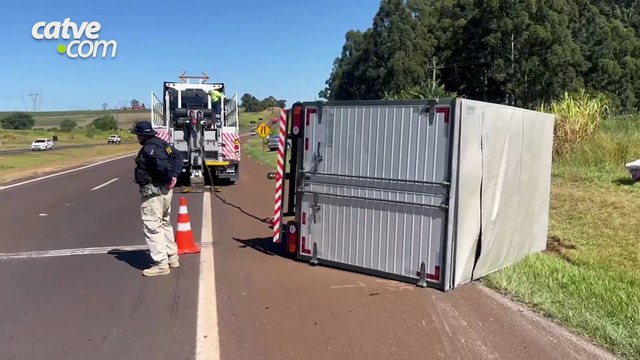 Caminhão baú tomba na BR-277 entre Cascavel e Santa Tereza do Oeste