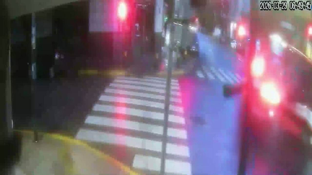 Un patrullero, un colectivo y un auto chocaron y destrozaron una pizzería histórica