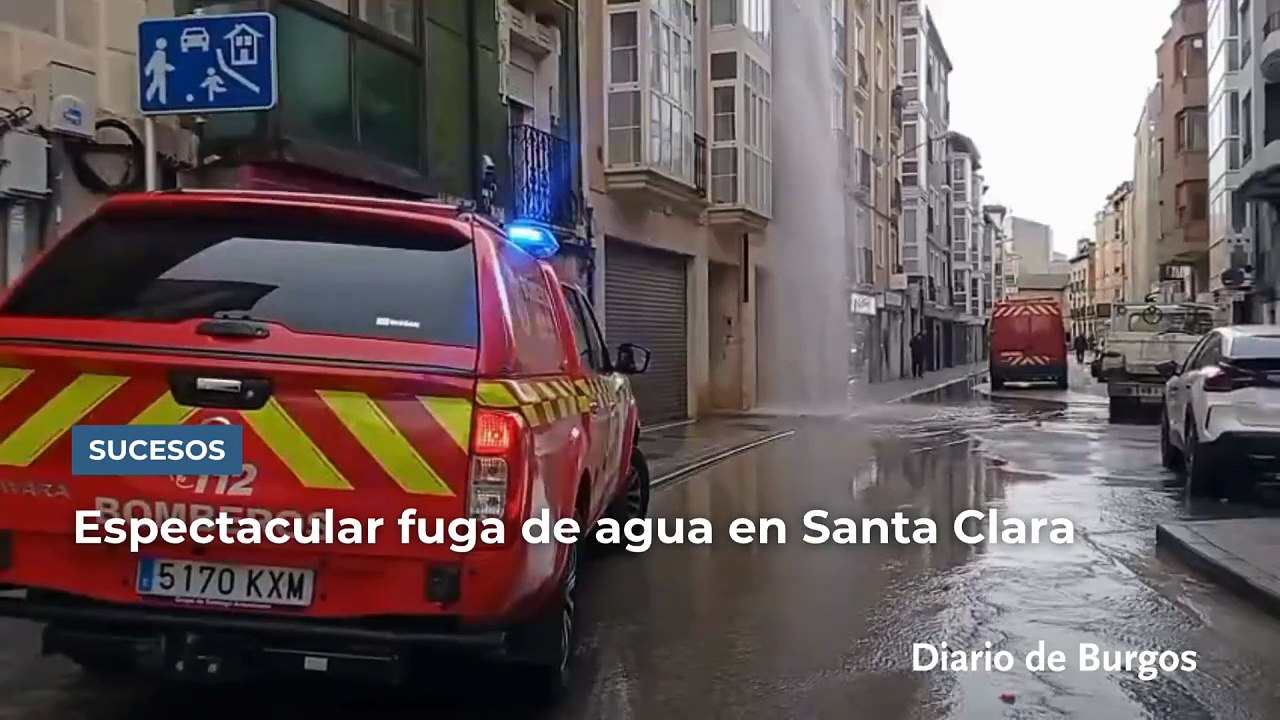 Los Bomberos de Burgos contienen una espectacular fuga de agua en Santa Clara