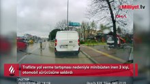 Minibüsten inip yol vermeyen sürücüye saldırdılar! İşte araç kamerasına yansıyan görüntüler