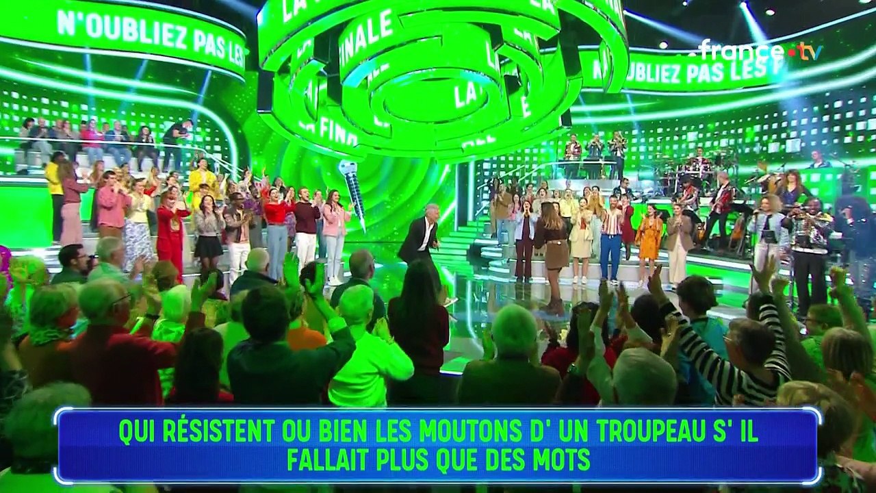 VOICI - N'oubliez pas les paroles : la maestro Sandy en larmes, ce très beau cadeau fait à frère avec ses gains (ZAPTV)