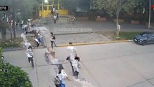 Los chicos y chicas del Mariano Moreno salieron corriendo de la institución tras escuchar los disparos