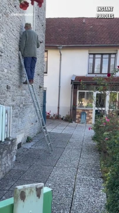 Cette maman rend visite à ses grands-parents accompagnée de sa fille