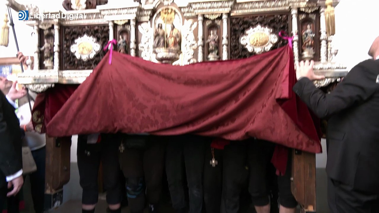 La hermandad granadina del Rescate sale a la calle con la compañía de Juanma Moreno