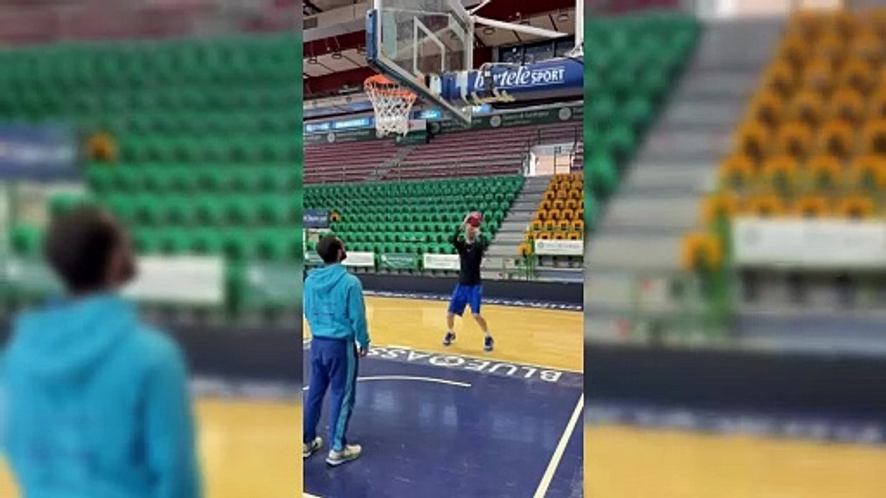 Basket, Achille Polonara ha ripreso ad allenarsi: ecco i primi tiri a canestro