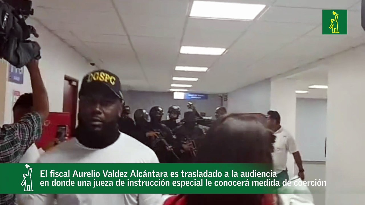 El fiscal Aurelio Valdez Alcántara es trasladado a la audiencia en donde una jueza de instrucción especial le conocerá medida de coerción